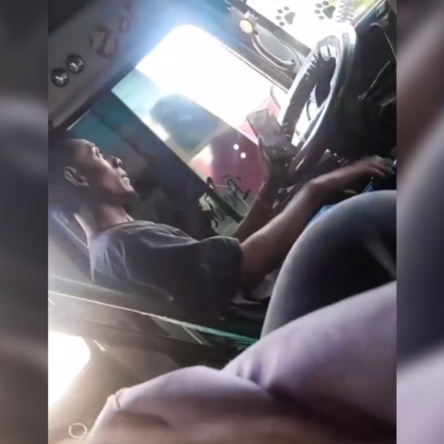 El motorista fue captado manipulando el celular cerca del Parque Infantil; el VMT podría sancionarlo con una multa de 150 dólares por esta distracción al volante. Foto: Sivar News