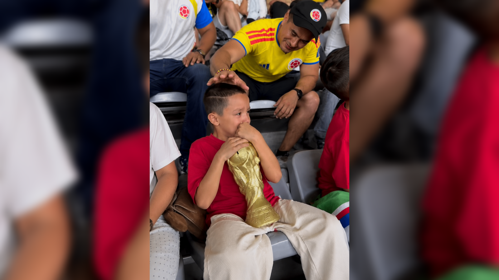 Un emotivo momento de empatía y hermandad se volvió viral en las gradas tras la anotación de un gol de la selección colombiana. Los hinchas demostraron que el fútbol une más allá de los resultados. Foto: Cortesía.
