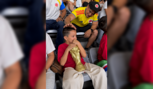 Un emotivo momento de empatía y hermandad se volvió viral en las gradas tras la anotación de un gol de la selección colombiana. Los hinchas demostraron que el fútbol une más allá de los resultados. Foto: Cortesía.