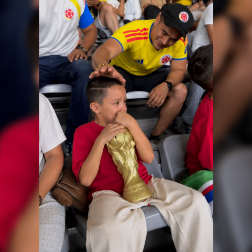 Un emotivo momento de empatía y hermandad se volvió viral en las gradas tras la anotación de un gol de la selección colombiana. Los hinchas demostraron que el fútbol une más allá de los resultados. Foto: Cortesía.