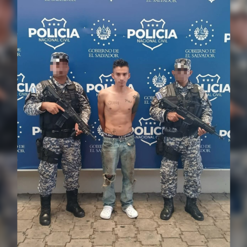 Walter Alexander Torres Flores, de la pandilla 18 Sureños, fue detenido en flagrancia dentro de un taller mecánico desde donde extorsionaba. La PNC lo capturó tras confirmar su pasado delictivo. Foto: PNCSV.