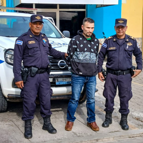 José Mario Baires fue interceptado al ingresar al país por poseer una orden judicial emitida por un juzgado de Sensuntepeque, Cabañas. La PNC lo detuvo en el Aeropuerto Internacional. Foto: PNCSV.