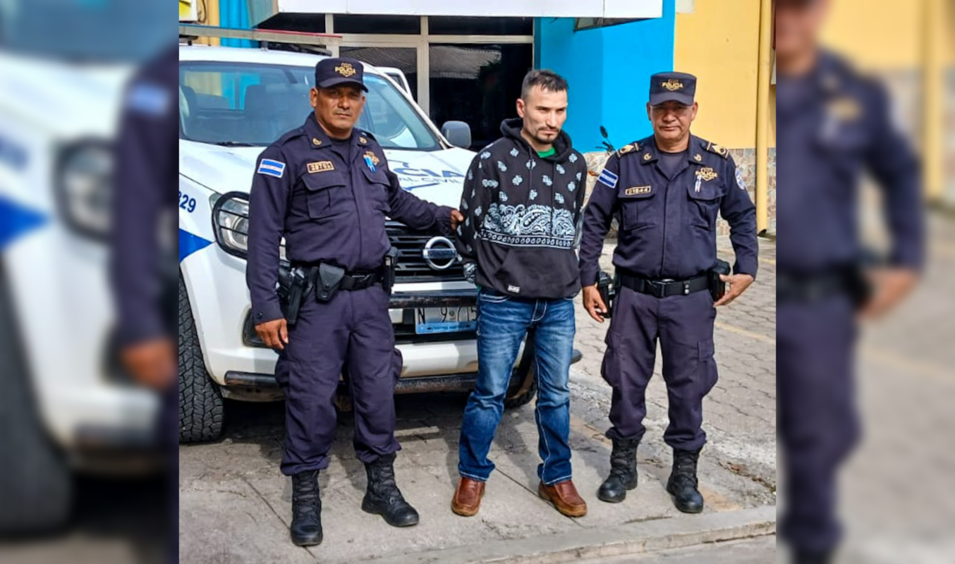 José Mario Baires fue interceptado al ingresar al país por poseer una orden judicial emitida por un juzgado de Sensuntepeque, Cabañas. La PNC lo detuvo en el Aeropuerto Internacional. Foto: PNCSV.