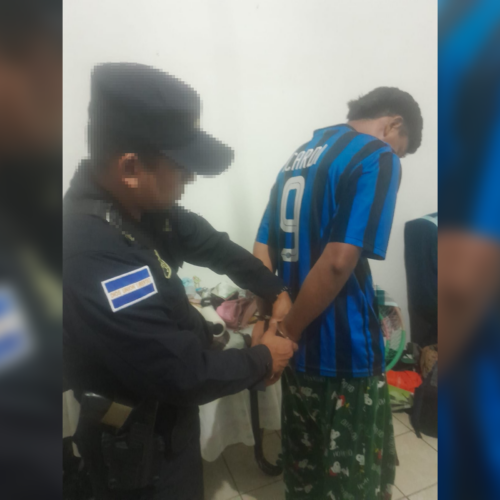 Adrián Ernesto Mangandi fue detenido tras un allanamiento en Ahuachapán Norte, donde le incautaron una laptop y un celular conectados a una red ilegal de material de abuso infantil. Foto: FGR_SV.
