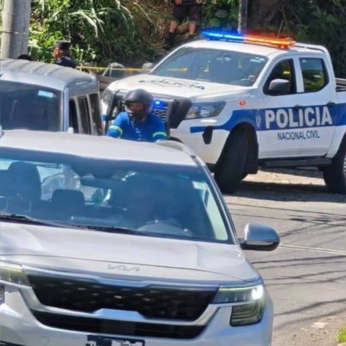 Las autoridades procesaron la escena en Soyapango y desmintieron los rumores de redes sociales que indicaban una supuesta decapitación tras el fallecimiento de un hombre. Foto: Cortesía.
