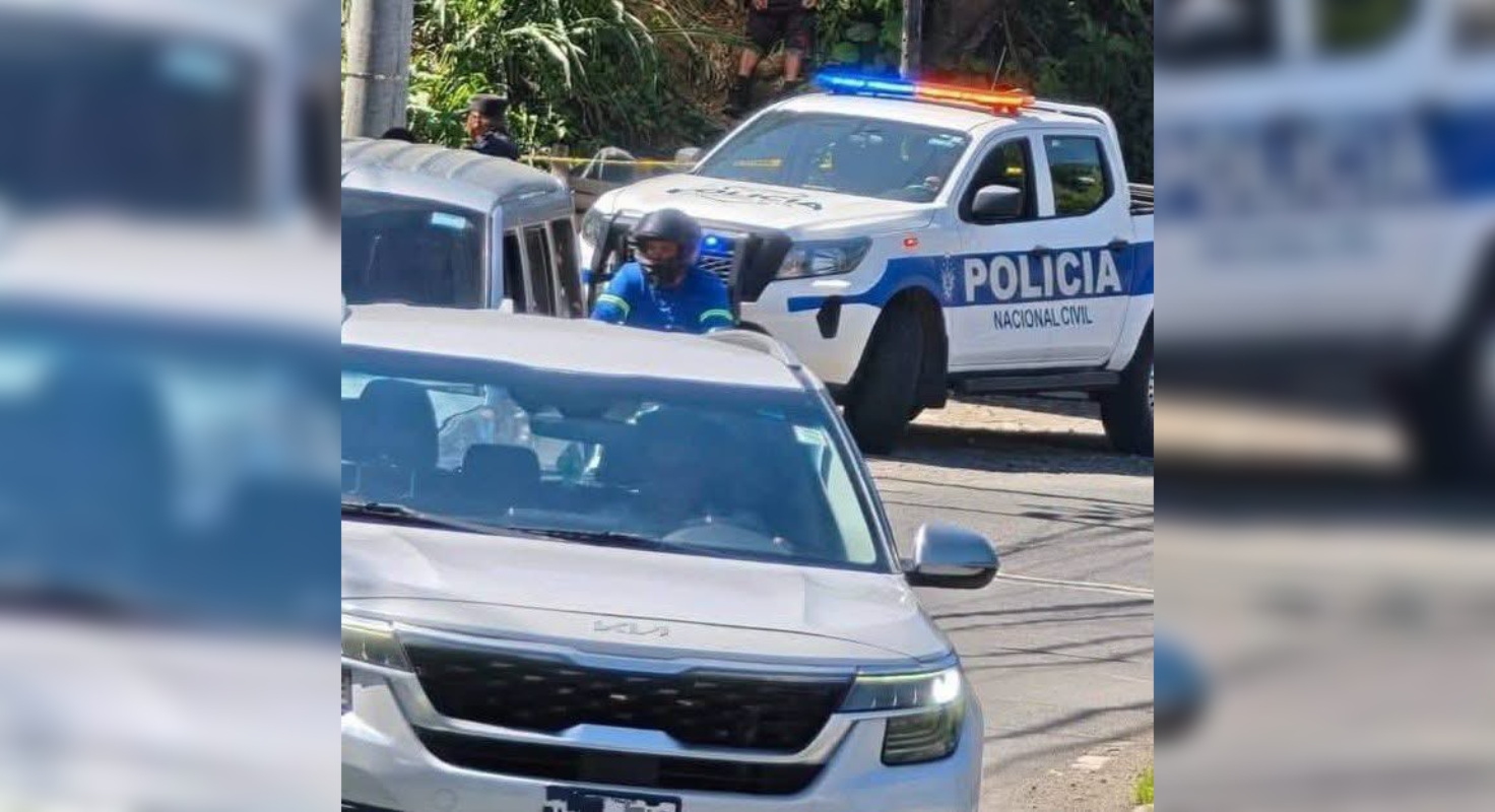 Las autoridades procesaron la escena en Soyapango y desmintieron los rumores de redes sociales que indicaban una supuesta decapitación tras el fallecimiento de un hombre. Foto: Cortesía.