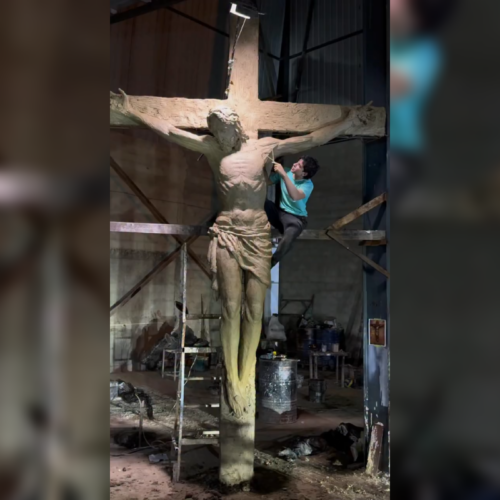 El joven escultor venezolano Josué Benjamín Figueroa diseñó una escultura de cinco metros de altura que será trasladada a una catedral en los Estados Unidos. Foto: @mundodeplastilinadejosue