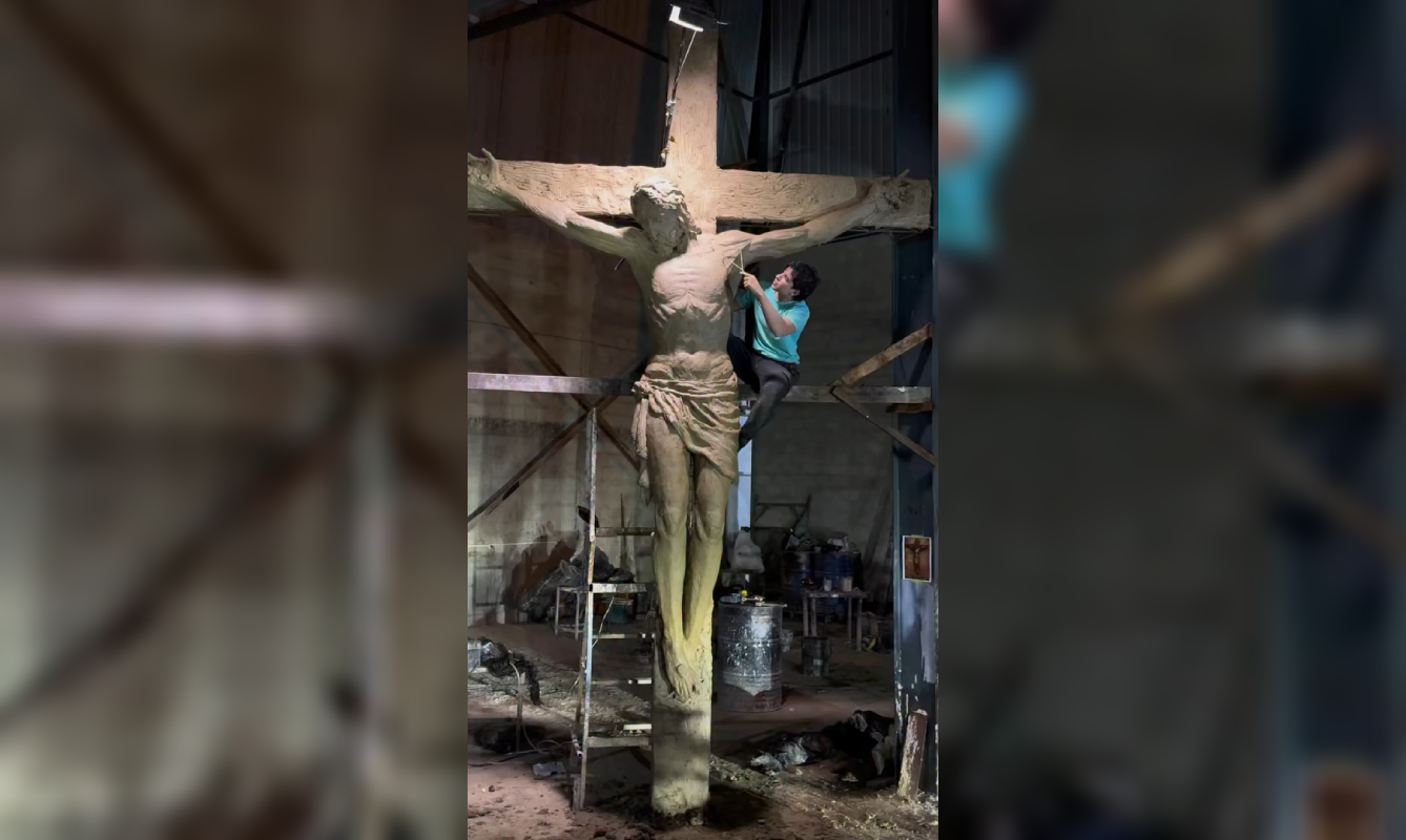 El joven escultor venezolano Josué Benjamín Figueroa diseñó una escultura de cinco metros de altura que será trasladada a una catedral en los Estados Unidos. Foto: @mundodeplastilinadejosue