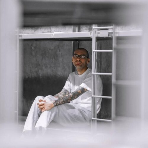 Borromeo Henríquez, cabecilla histórico de la MS-13, enfrenta junto a otros 484 líderes más de 47,000 acusaciones por crímenes graves en el país. La Fiscalía pide hasta 25,000 años de cárcel. Foto: CECOT.