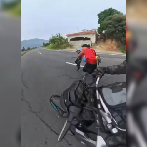 El angustioso momento quedó registrado por la cámara de un motociclista que logró esquivarlos en segundos y terminó sufriendo una crisis nerviosa en Guatemala. Foto: Cortesía.