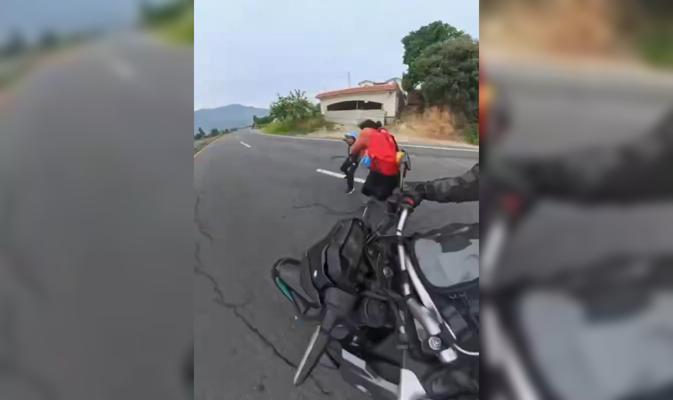 El angustioso momento quedó registrado por la cámara de un motociclista que logró esquivarlos en segundos y terminó sufriendo una crisis nerviosa en Guatemala. Foto: Cortesía.