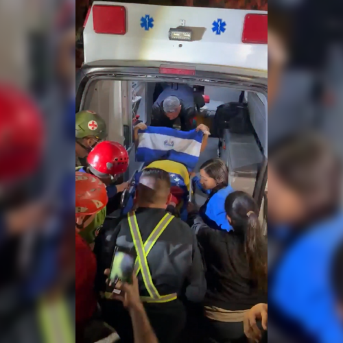 Tras intensas maniobras mecánicas entre los escombros, Rescatistas Salvadoreños lograron poner a salvo a la menor de 15 años en territorio venezolano. El operativo destacó por su precisión y coordinación internacional. Foto: Captura de pantalla.