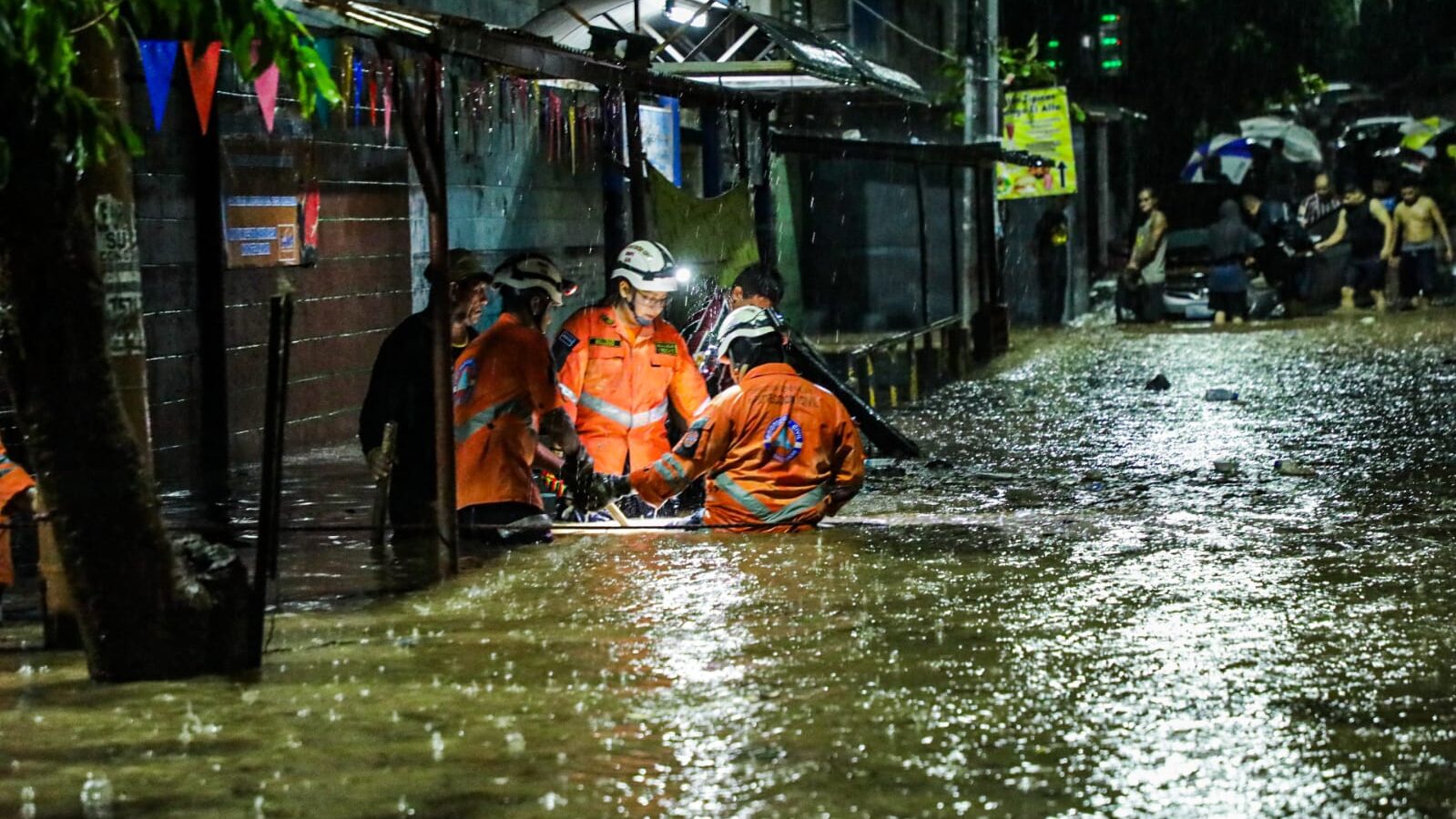 El Salvador está bajo alerta amarilla por un sistema con 90% de probabilidad de convertirse en ciclón tropical. El MARN advierte sobre lluvias intensas y oleaje peligroso. Foto: @PROCIVILSV.