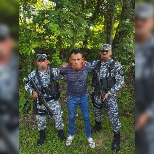 William Alexander Segura Pineda y Jemmy Estephanie Santos Campos fueron capturados en Suchitoto por hurto agravado de ganado. Ambos acumulaban múltiples órdenes judiciales que afectaban a productores locales. Foto: PNCSV.