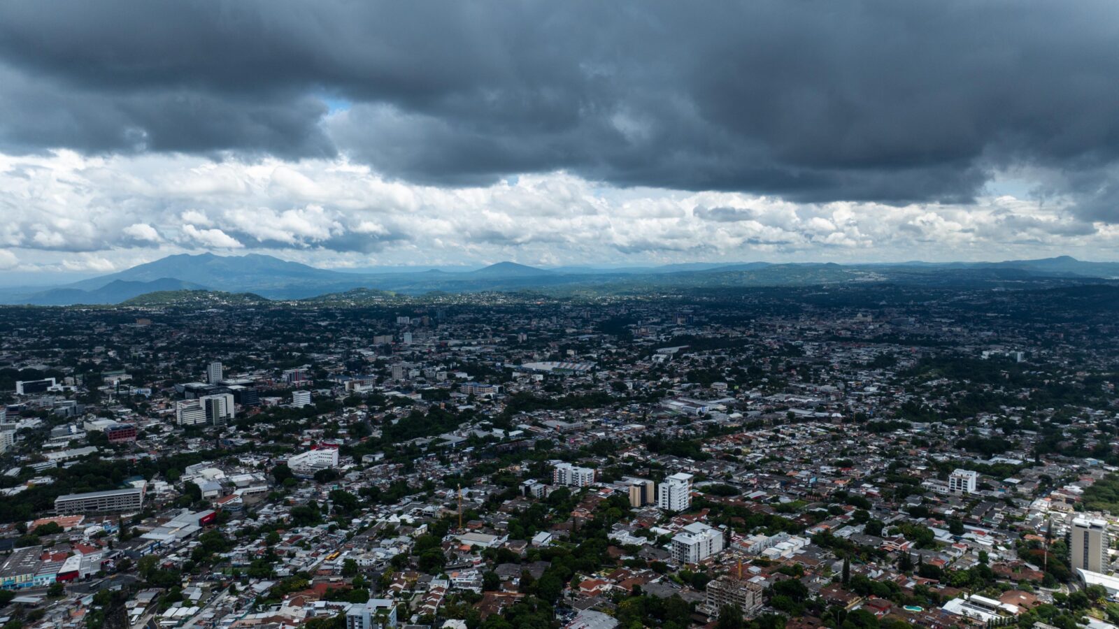 El Ministerio de Medio Ambiente mantiene la Alerta Naranja a nivel nacional y prevé lluvias persistentes hasta el próximo jueves por la Tormenta Cristina. Foto: MARN.