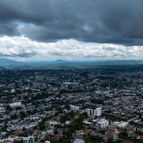 El Ministerio de Medio Ambiente mantiene la Alerta Naranja a nivel nacional y prevé lluvias persistentes hasta el próximo jueves por la Tormenta Cristina. Foto: MARN.