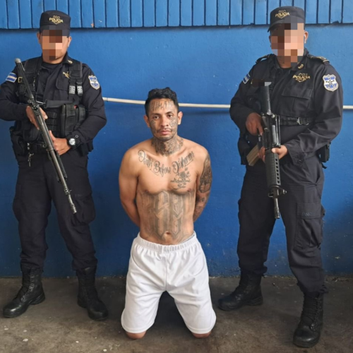 Nidelson Gerardo Palacios, alias "El Grifo", pandillero de la Poserz 13, fue interceptado en un operativo coordinado entre El Salvador y Guatemala en la frontera. El sujeto había sido deportado de EE. UU. Foto: PNCSV.