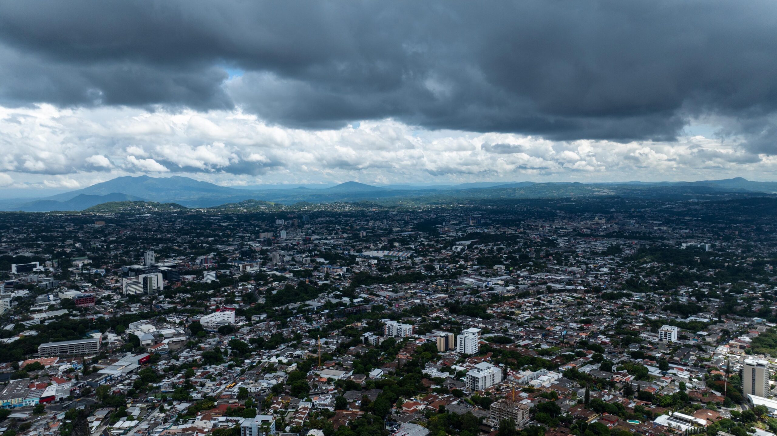 El Ministerio de Medio Ambiente mantiene la Alerta Naranja a nivel nacional y prevé lluvias persistentes hasta el próximo jueves por la Tormenta Cristina. Foto: MARN.