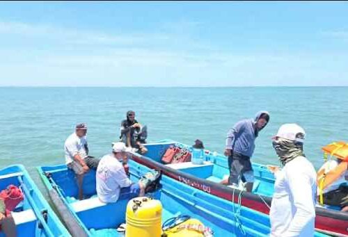 Un joven de 29 años fue arrastrado por una corriente marina en El Pimental. Familiares y pescadores buscan su cuerpo en las costas de San Marcelino, donde el oleaje complica las labores. Foto: Rescate y Pesca