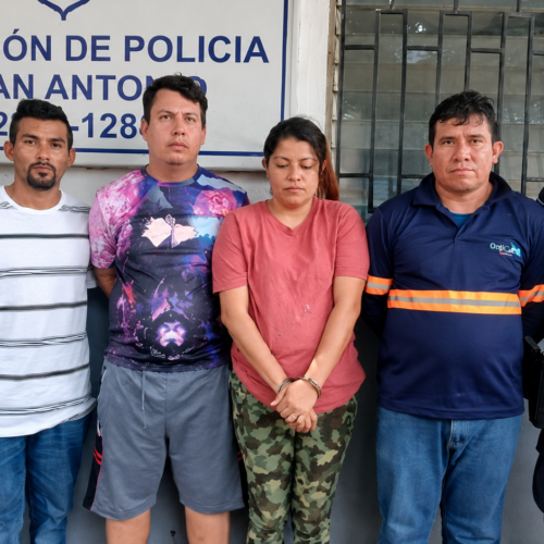 El incidente ocurrió en la urbanización Colinas del Norte, Ciudad Delgado, y fue denunciado por ciudadanos mediante un video entregado a las autoridades. La PNC intervino y capturó a los implicados. Foto: @PNCSV.