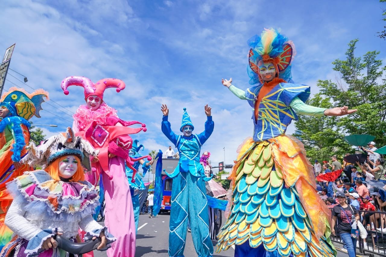 Las Fiestas Agostinas 2026 en San Salvador prometen ser inolvidables con desfiles, conciertos y atracciones en Sivarland. La celebración incluye shows infantiles y presentaciones de artistas nacionales. Foto: Alcaldía de San Salvador.