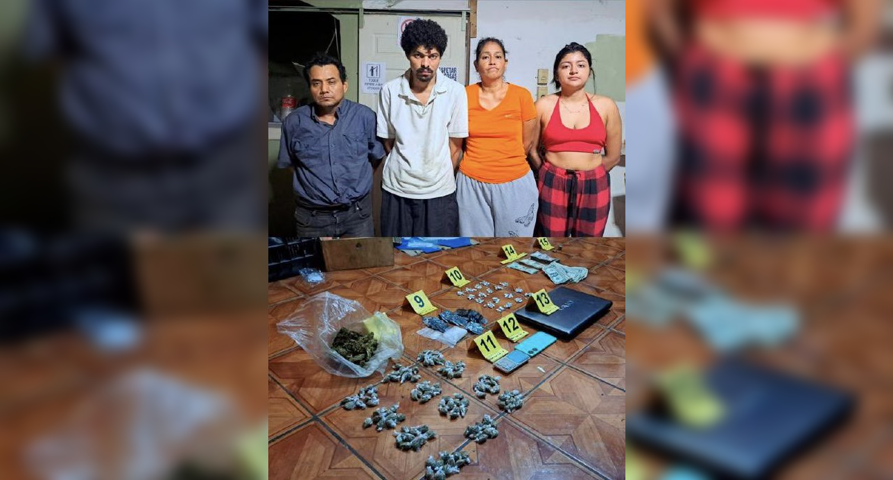 Agentes de la PNC desmantelaron un punto de distribución de droga en el cantón Ateos, Sacacoyo, y capturaron a cuatro personas. Se incautó marihuana, cocaína y más de $1,000 en efectivo. Foto: @PNCSV