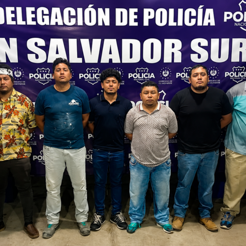 La PNC detuvo a seis hombres por una riña campal en un restaurante de San Marcos, tras una discusión por un partido de fútbol. Los implicados enfrentarán cargos por desórdenes públicos. Foto: @PNC_SV.