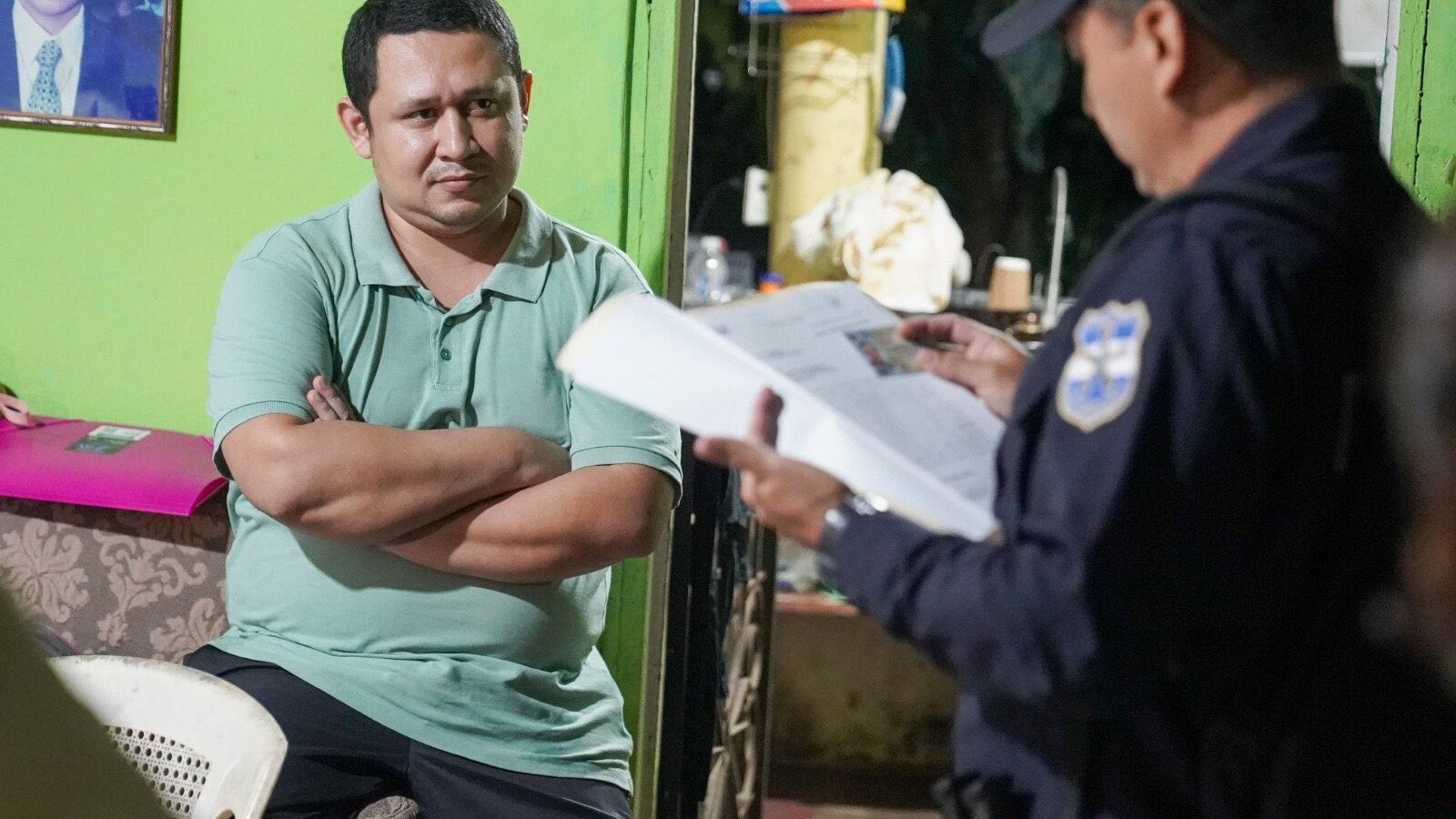 La Fiscalía General de la República coordinó capturas en Zacatecoluca tras detectar desvíos de códigos bancarios para retiros ilícitos sin tarjeta. El fraude afectó a 60 clientes. Foto: FGRSV.