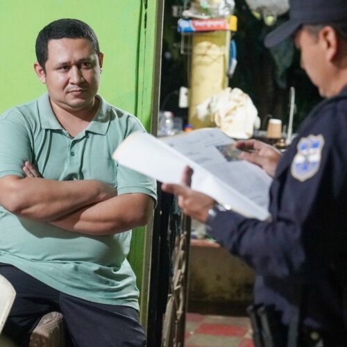 La Fiscalía General de la República coordinó capturas en Zacatecoluca tras detectar desvíos de códigos bancarios para retiros ilícitos sin tarjeta. El fraude afectó a 60 clientes. Foto: FGRSV.