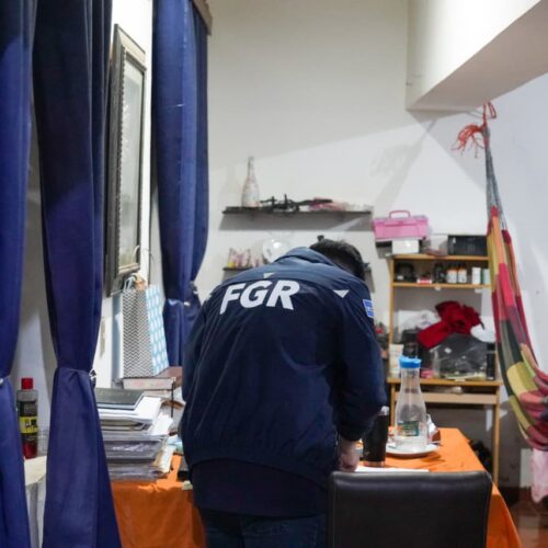 La FGR y la PNC detuvieron a seis personas que evadieron más de 10 millones de dólares en mercancía tecnológica ilegal proveniente de Estados Unidos. El contrabando operaba desde 2023. Foto: @FGR_SV