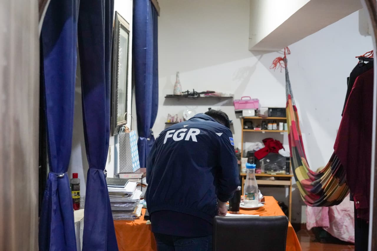 La FGR y la PNC detuvieron a seis personas que evadieron más de 10 millones de dólares en mercancía tecnológica ilegal proveniente de Estados Unidos. El contrabando operaba desde 2023. Foto: @FGR_SV