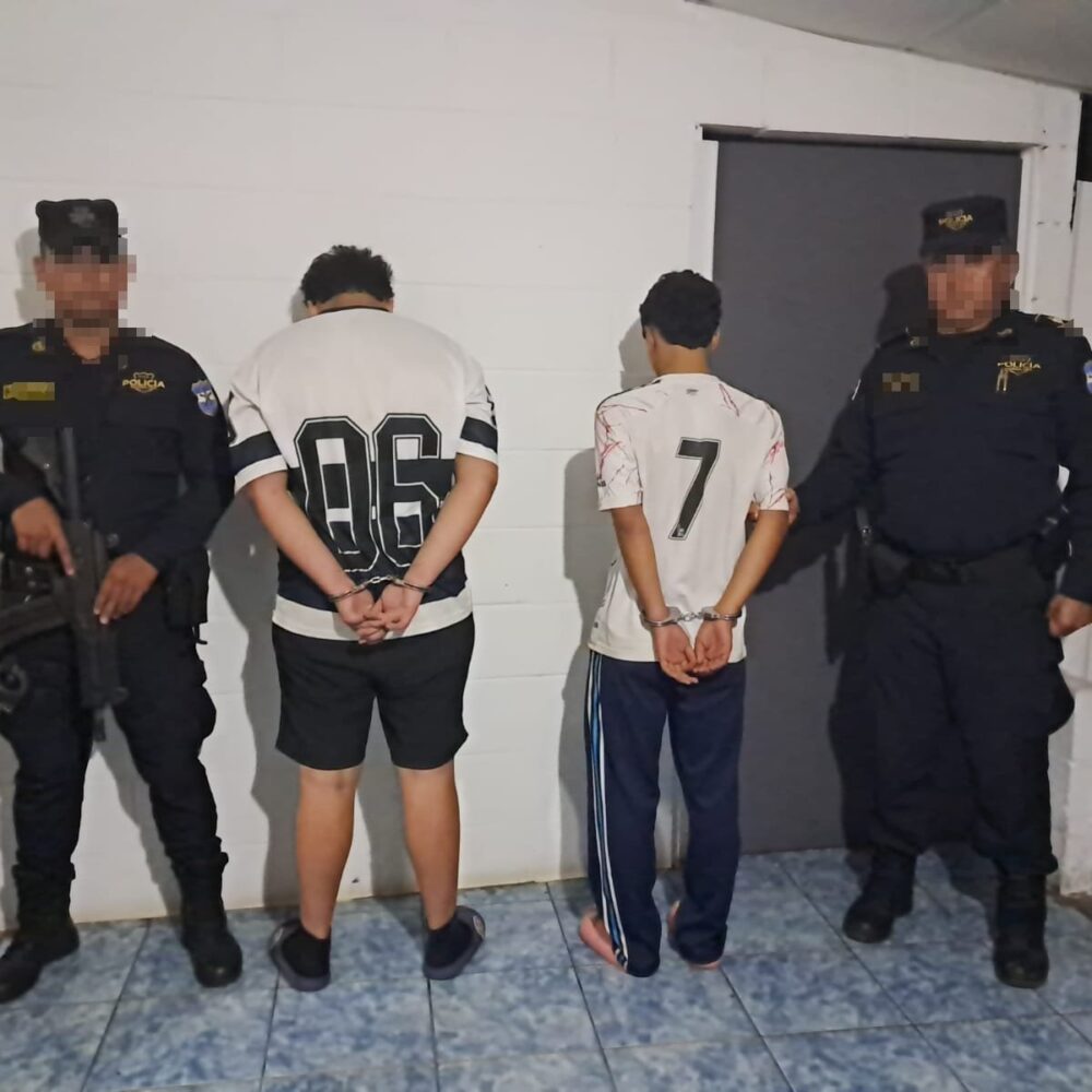 La Fiscalía General de la República (FGR) y la PNC decomisaron 8.4 kilos de marihuana y capturaron a cinco personas en un operativo en La Libertad. Los detenidos enfrentarán cargos por tráfico ilícito de drogas. Foto: @FGR_SV