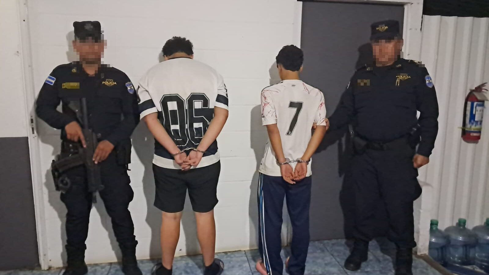 La Fiscalía General de la República (FGR) y la PNC decomisaron 8.4 kilos de marihuana y capturaron a cinco personas en un operativo en La Libertad. Los detenidos enfrentarán cargos por tráfico ilícito de drogas. Foto: @FGR_SV