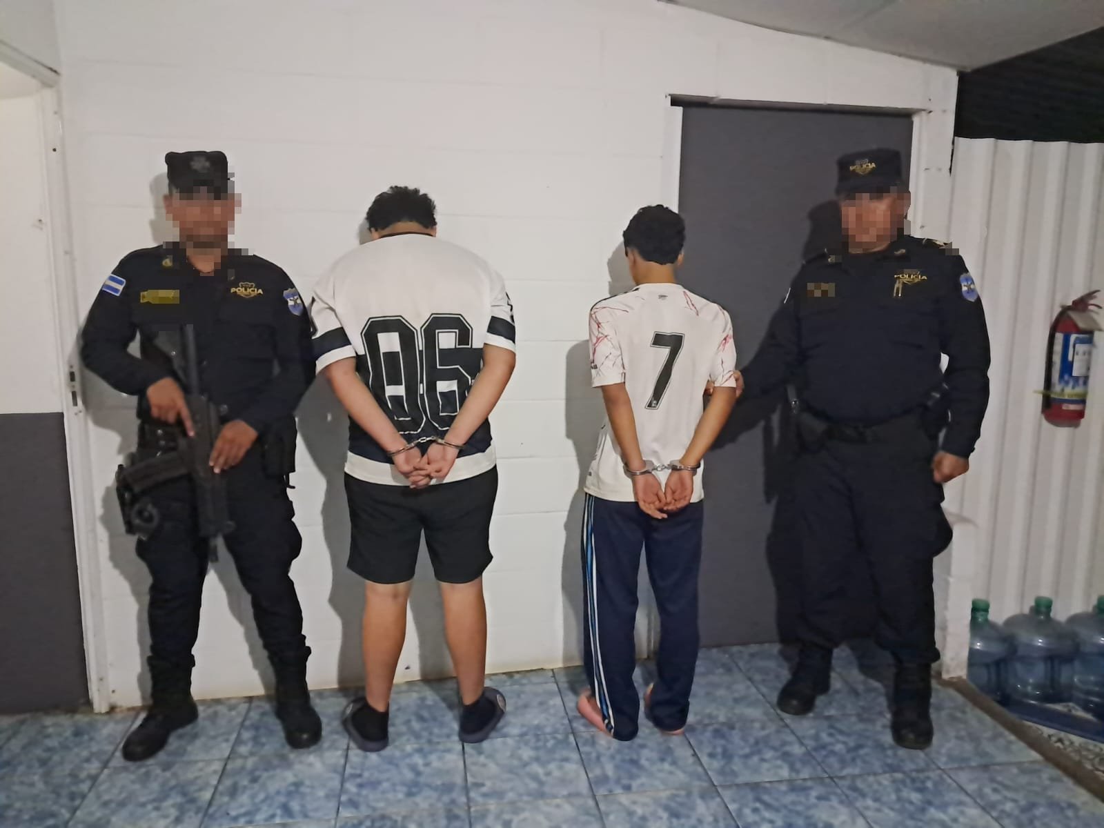 La Fiscalía General de la República (FGR) y la PNC decomisaron 8.4 kilos de marihuana y capturaron a cinco personas en un operativo en La Libertad. Los detenidos enfrentarán cargos por tráfico ilícito de drogas. Foto: @FGR_SV