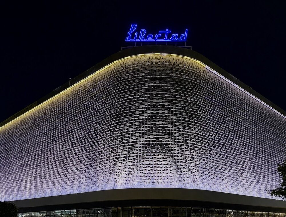 El emblemático edificio Cine Libertad renace como un complejo cinematográfico de cuatro niveles e innovación IMAX para dinamizar la cultura del país en el Centro Histórico. Foto: @SecPrensaSV