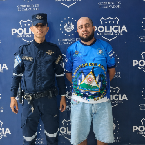 Un múltiple accidente de tránsito provocado por un automovilista en estado de ebriedad en el periférico Gerardo Barrios dejó un motociclista fallecido. La PNC lo detuvo tras un alcotest positivo. Foto: @PNC_SV - Ilustración