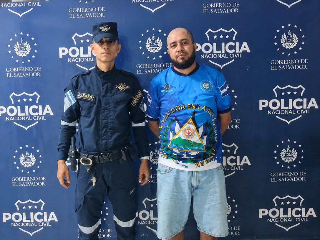 Un múltiple accidente de tránsito provocado por un automovilista en estado de ebriedad en el periférico Gerardo Barrios dejó un motociclista fallecido. La PNC lo detuvo tras un alcotest positivo. Foto: @PNC_SV - Ilustración