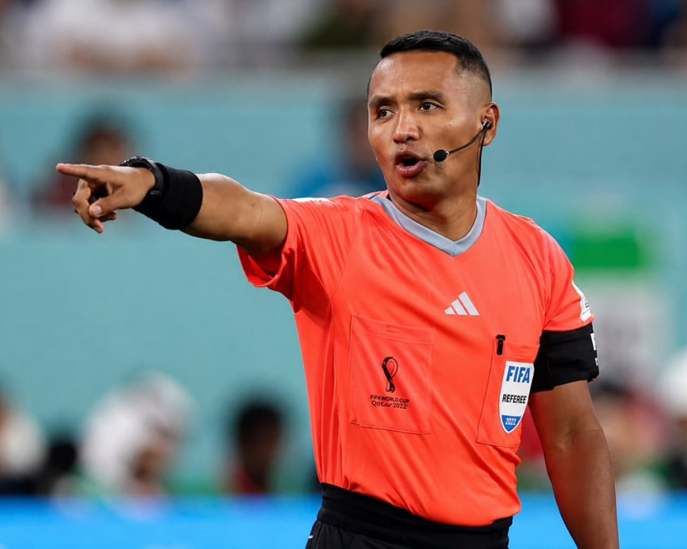 El presidente de la Asamblea Legislativa, Ernesto Castro, anunció una iniciativa para homenajear a la histórica dupla arbitral Iván Barton y David Morán tras la semifinal del Mundial 2026. Foto: @AsambleaSV