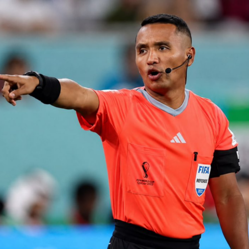El presidente de la Asamblea Legislativa, Ernesto Castro, anunció una iniciativa para homenajear a la histórica dupla arbitral Iván Barton y David Morán tras la semifinal del Mundial 2026. Foto: @AsambleaSV
