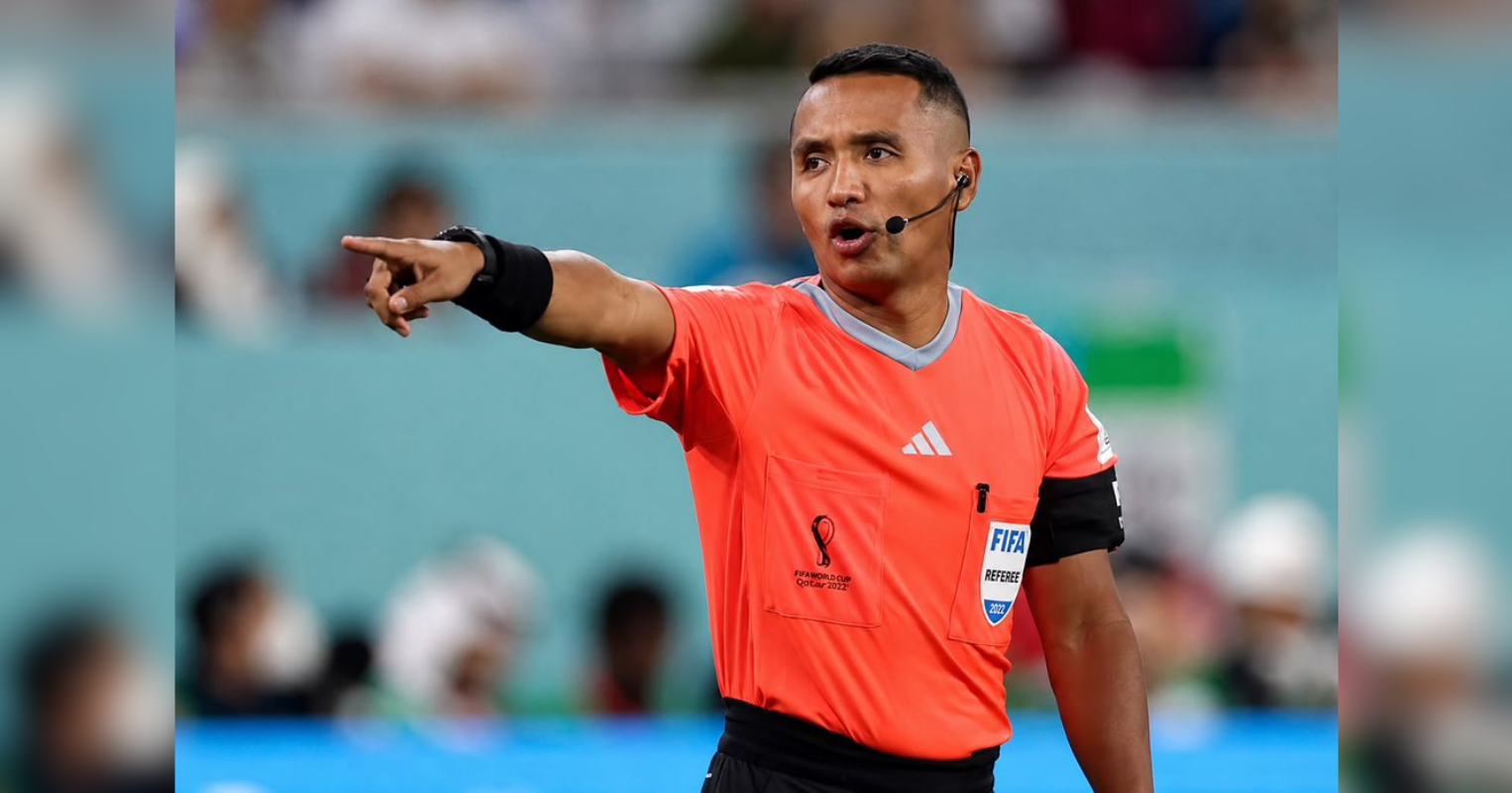 El presidente de la Asamblea Legislativa, Ernesto Castro, anunció una iniciativa para homenajear a la histórica dupla arbitral Iván Barton y David Morán tras la semifinal del Mundial 2026. Foto: @AsambleaSV