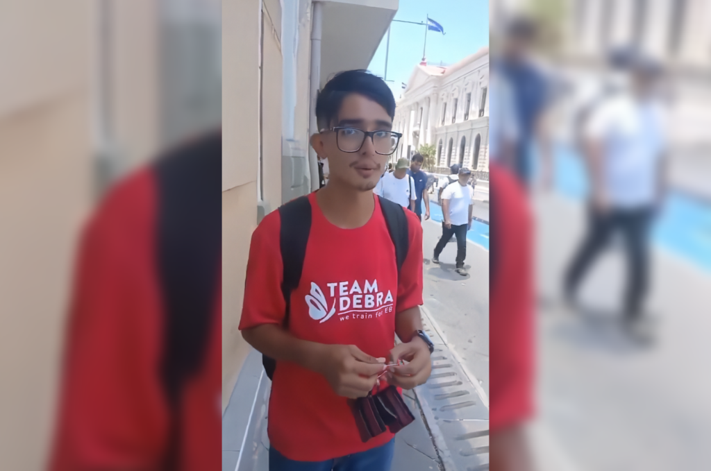 El tiktoker guatemalteco "el chapín" agredió físicamente a un creador de contenido en el Parque Libertad y luego se burló en redes. Usuarios exigen su deportación por impunidad. Foto: Captura de pantalla.
