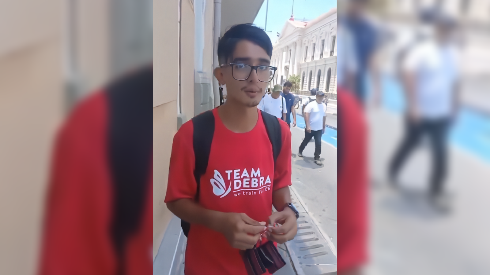 El tiktoker guatemalteco "el chapín" agredió físicamente a un creador de contenido en el Parque Libertad y luego se burló en redes. Usuarios exigen su deportación por impunidad. Foto: Captura de pantalla.