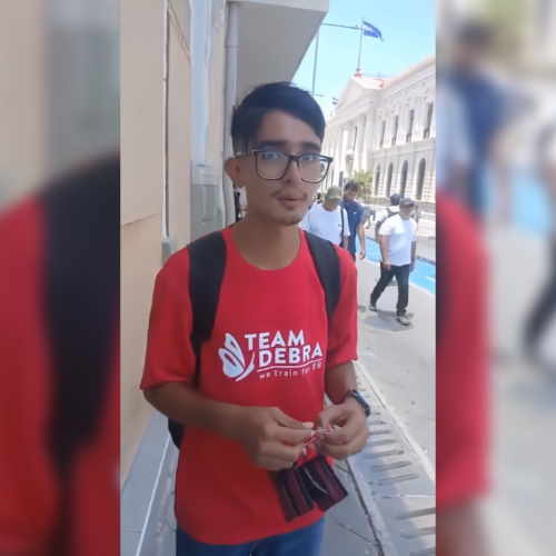 El tiktoker guatemalteco "el chapín" agredió físicamente a un creador de contenido en el Parque Libertad y luego se burló en redes. Usuarios exigen su deportación por impunidad. Foto: Captura de pantalla.