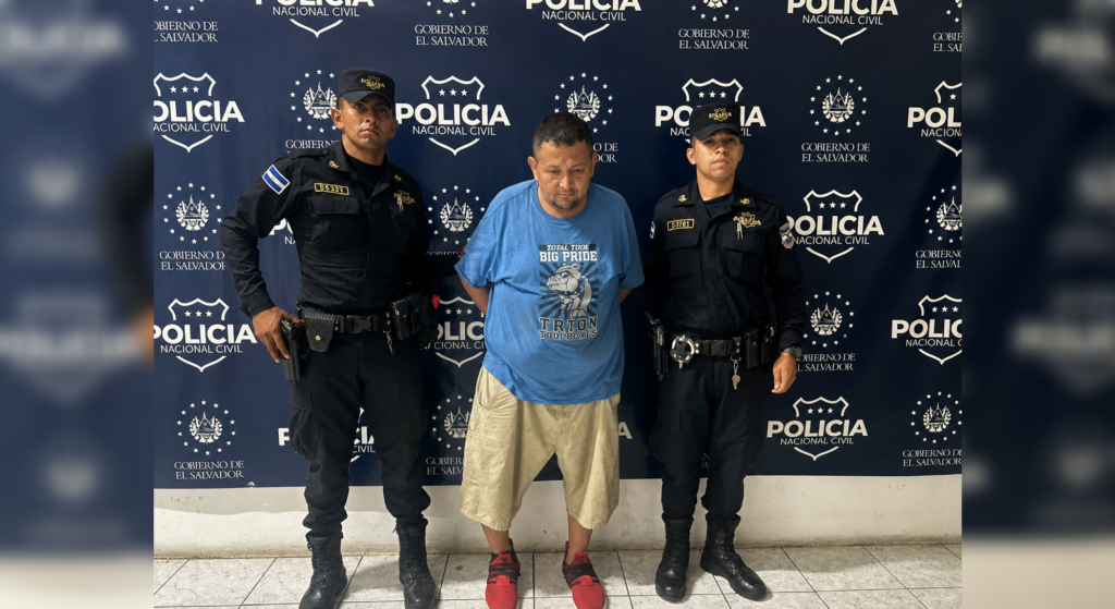 Un hombre que manejaba en sentido contrario con 212 grados de alcohol impactó contra la estructura del puente La Gallina en la Panamericana. La PNC lo arrestó por conducción peligrosa. Foto: @PNCSV.