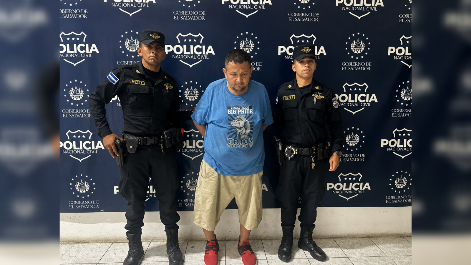 Un hombre que manejaba en sentido contrario con 212 grados de alcohol impactó contra la estructura del puente La Gallina en la Panamericana. La PNC lo arrestó por conducción peligrosa. Foto: @PNCSV.