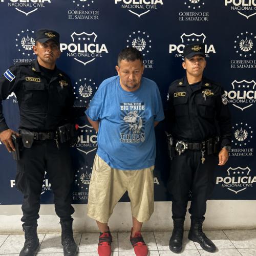 Un hombre que manejaba en sentido contrario con 212 grados de alcohol impactó contra la estructura del puente La Gallina en la Panamericana. La PNC lo arrestó por conducción peligrosa. Foto: @PNCSV.