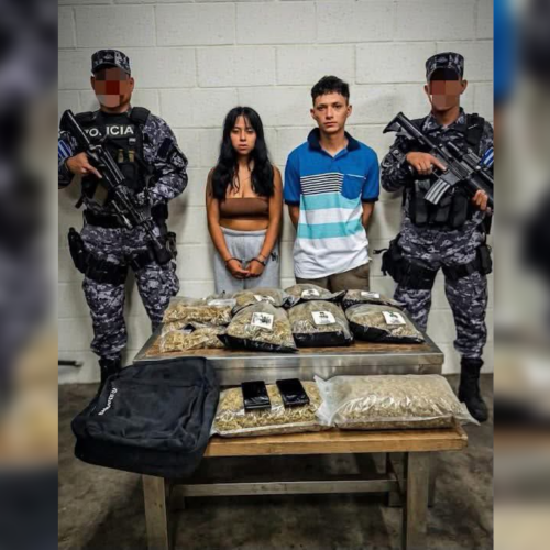 El ministro de Seguridad, Gustavo Villatoro, informó sobre la captura de dos personas y el decomiso de marihuana valorada en casi $20 mil durante un operativo contra el narcotráfico. Foto: @PNC_SV