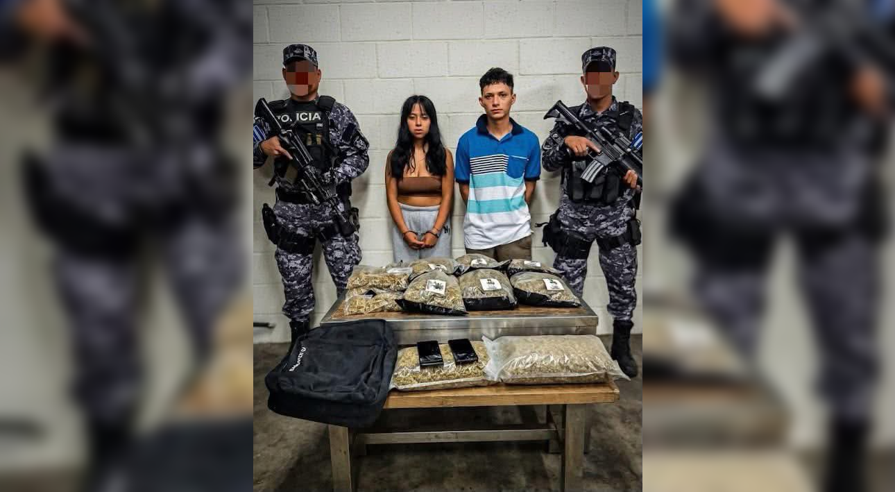 El ministro de Seguridad, Gustavo Villatoro, informó sobre la captura de dos personas y el decomiso de marihuana valorada en casi $20 mil durante un operativo contra el narcotráfico. Foto: @PNC_SV
