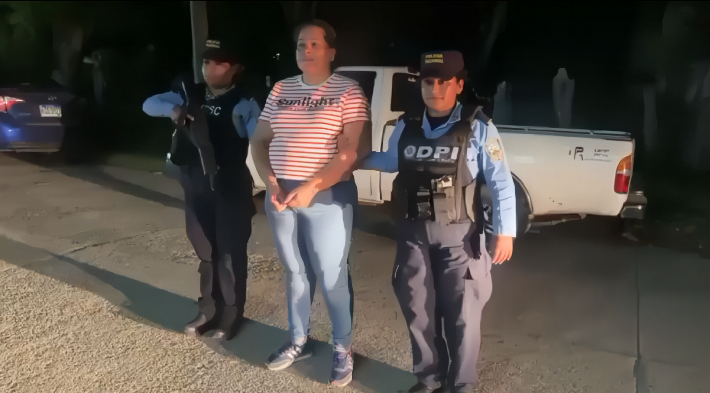 La detención ocurrió tras la viralización de un video que captó a la docente lanzando insultos y propinando un golpe físico dentro de un salón en Honduras. La agresión generó indignación. Foto: Captura de pantalla.