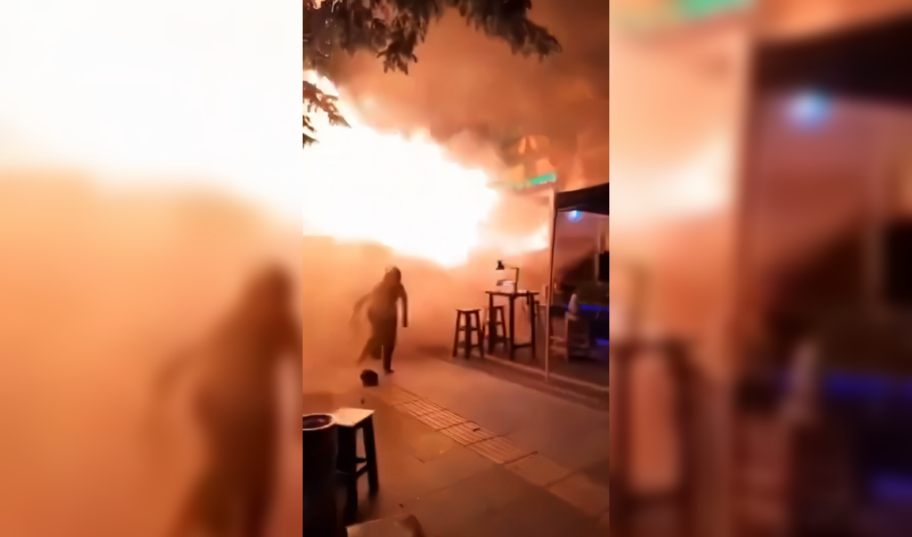 Un incendio consumió el local de música en vivo Rong Beer Na Lat Phrao en Bangkok, dejando al menos 27 muertos y decenas de heridos críticos. Las autoridades investigan fallas de seguridad. Foto: Cortesía.